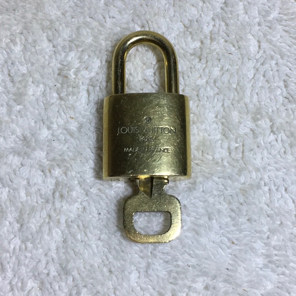 Louis Vuitton Brass '318' Padlock in Goldtone with Goldtone Key (|) - Picture 2 of 7